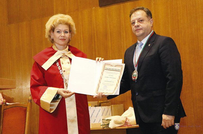 Общество | Даниел Панов получи званието “Доктор хонорис кауза” на Висше училище по агробизнес и развитие на регионите