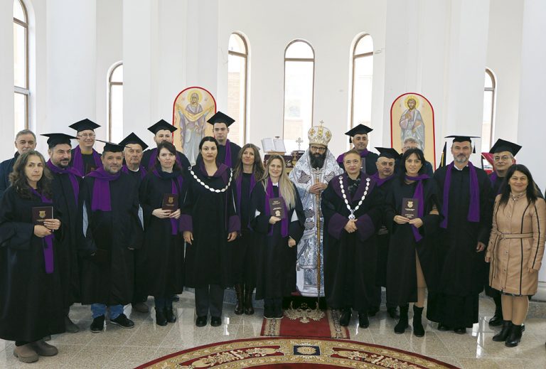 Общество | Абсолвентите богослови от  ВТУ получиха дипломи