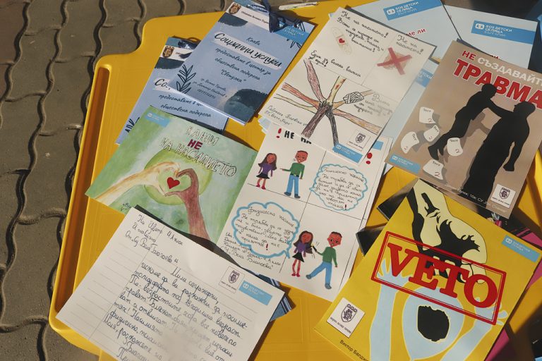 Общество | Ученици рисуваха флаери  срещу насилието над деца