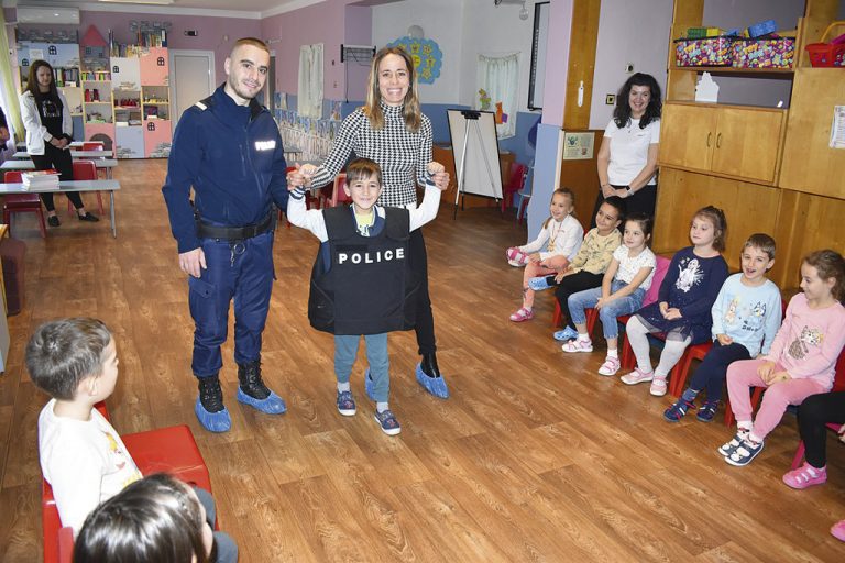 Общество | Полицаи гостуваха в две детски градини