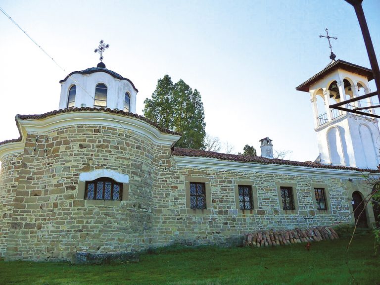 Общество | Игуменката майка Катя от Мерданя  изцерявала болни и гледала на кафе