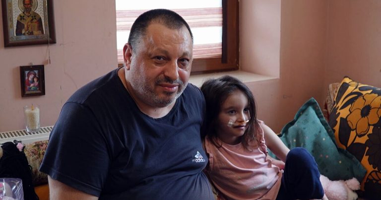 Малката Криси от Къпиново заминава за лечение в Индия