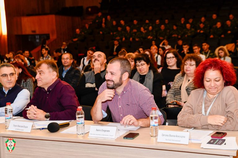 Хакатонът „Innovate VT”, vol.2 се проведе в Националния военен университет