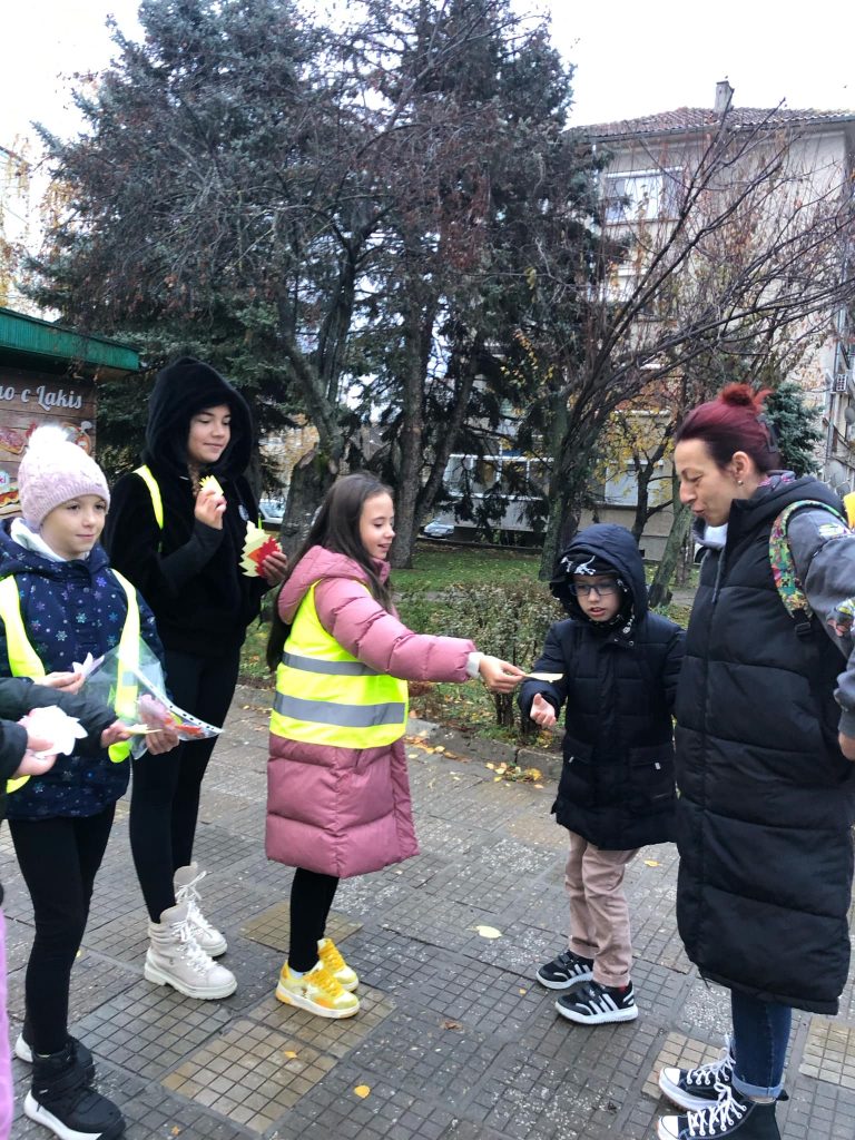 Общество | Полицаи и ученици раздаваха листовки за пътна безопасност