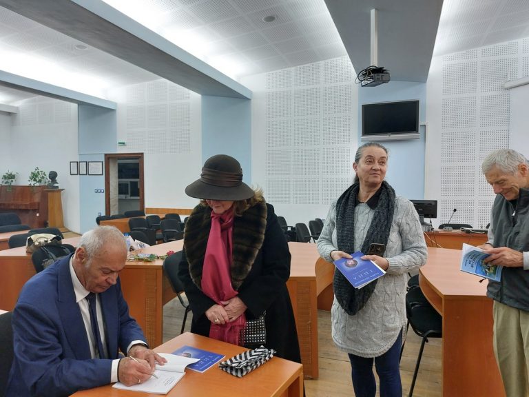 Култура | Почетен гражданин представи две стихосбирки в Свищов