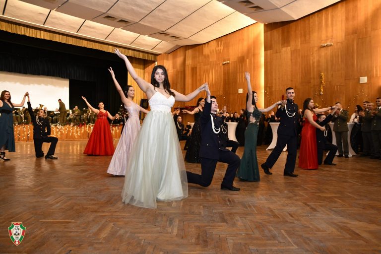 Офицери и курсанти блеснаха на Благотворителен коледен бал