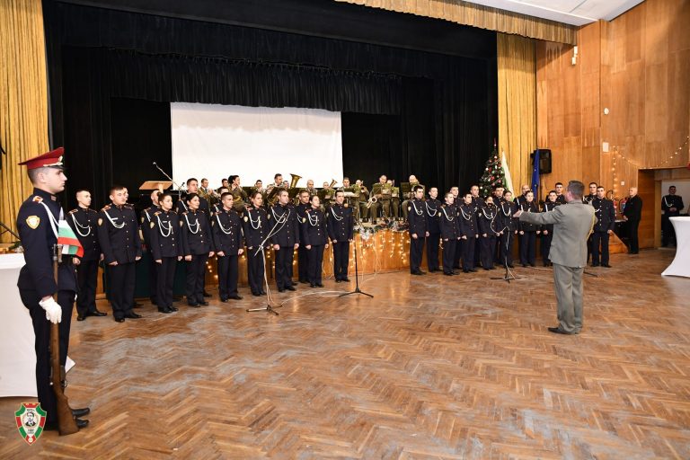 Офицери и курсанти блеснаха на Благотворителен коледен бал