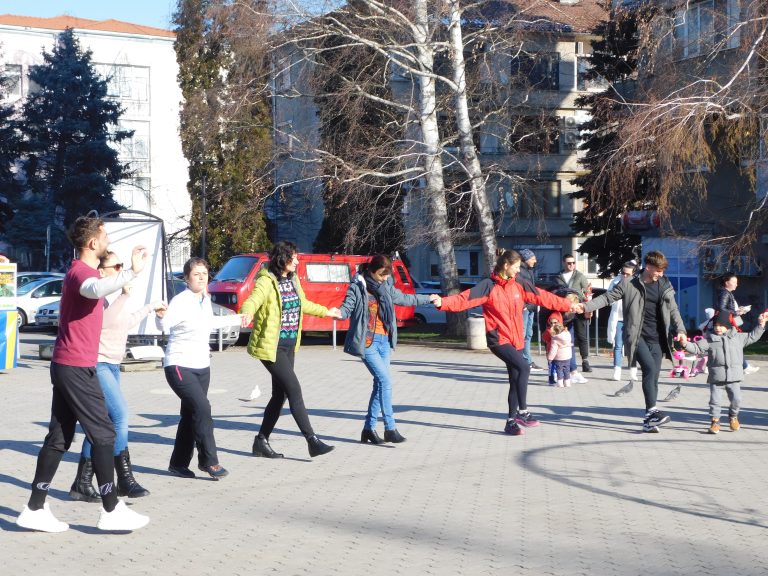 Стотици великотърновци отново се хванаха на Голямото празнично хоро
