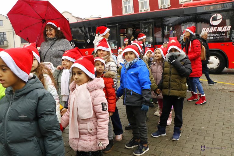 Горещи новини | Коледен автобус вози децата на В. Търново