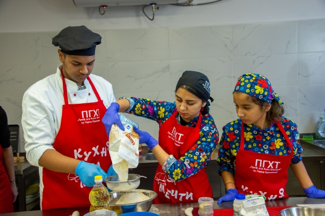 Общинари, учители и ученици мериха умения в месене на коледни погачи