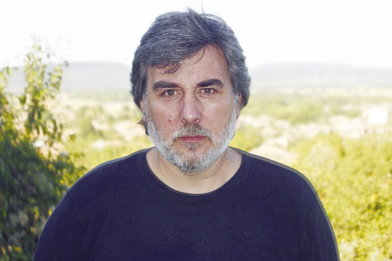 Горещи новини | Свещеник е гримирал най-големите звезди на българския театър