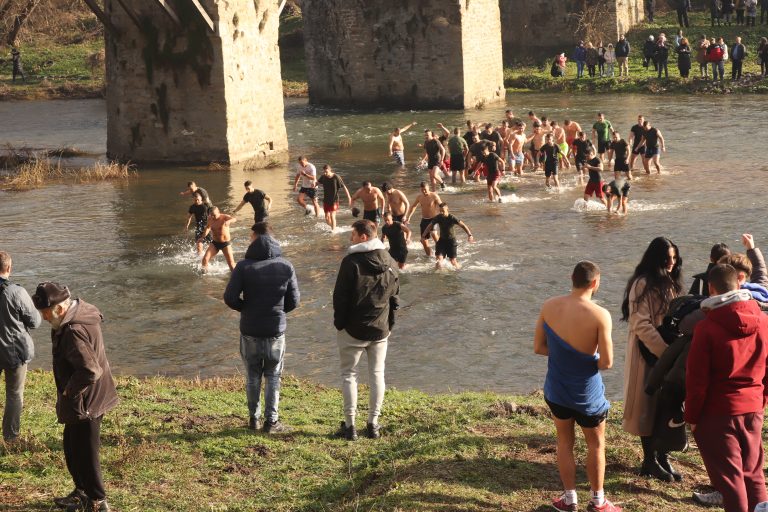 Разузнавач извади кръста от водите на Янтра