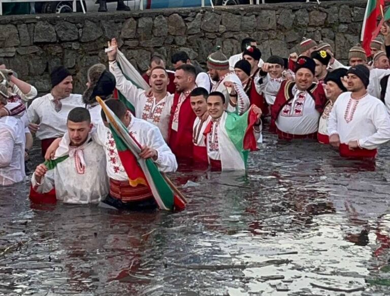 Ученици и учители от Велико Търново скочиха в ледените на Тунджа в Калофер