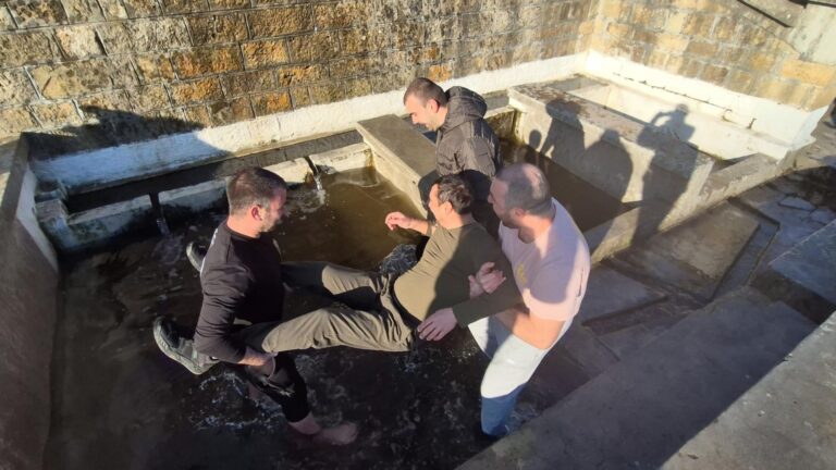 Общество | В Царевец изкъпаха в ледена вода местните младоженци