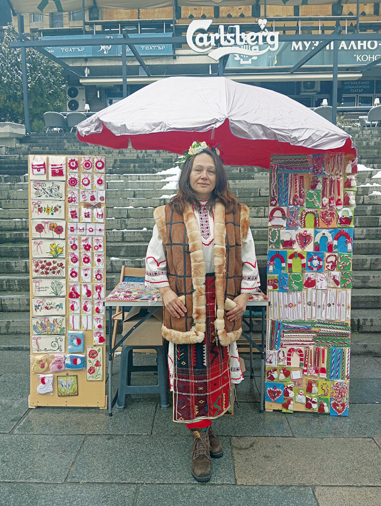 Общество | Продават мартеници за строеж на футболно игрище в Леденик