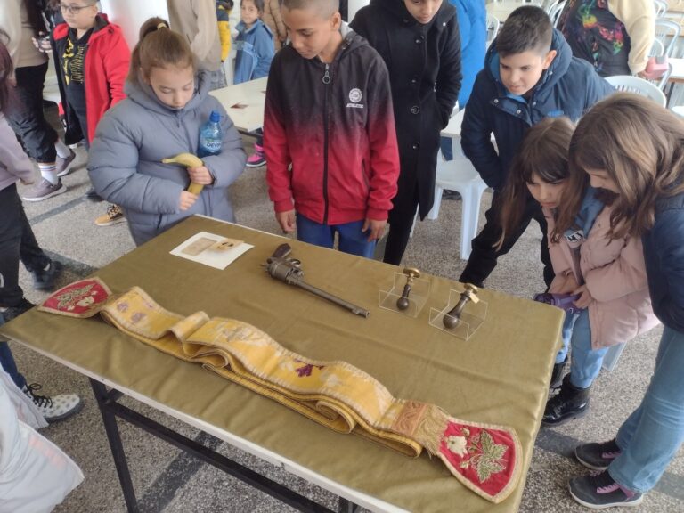 Общество | „Музей в куфар“ разказа за Левски на близо 200 деца от Велико Търново и Килифарево