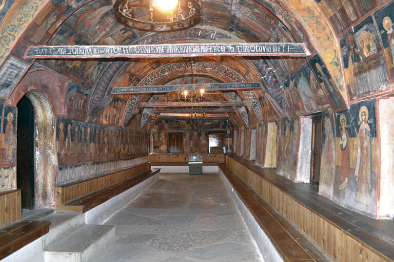 Аристотел и Платон рисувани върху  стенописите на  арбанашка църква