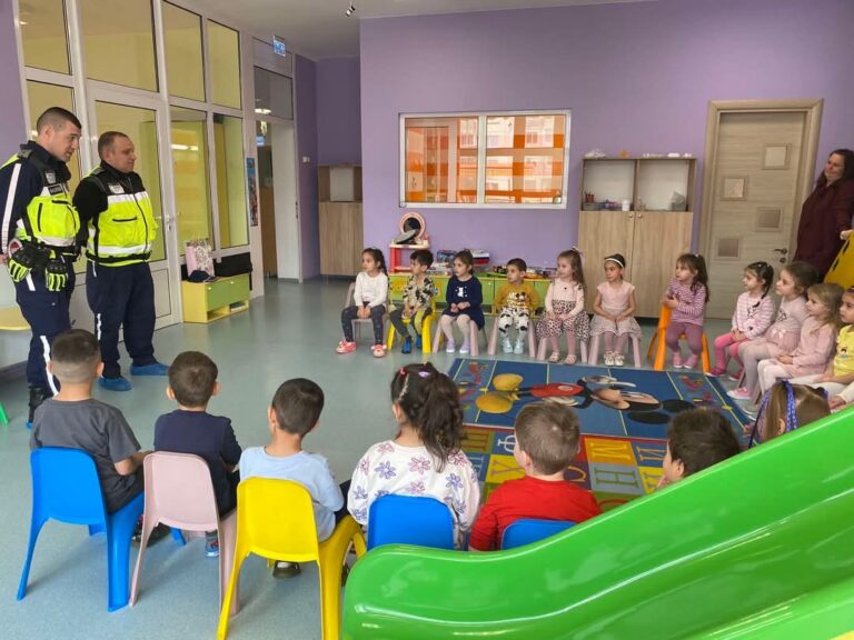 Общество | Деца от ДГ “Шареният замък” се запознаха с професията на пътния полицай
