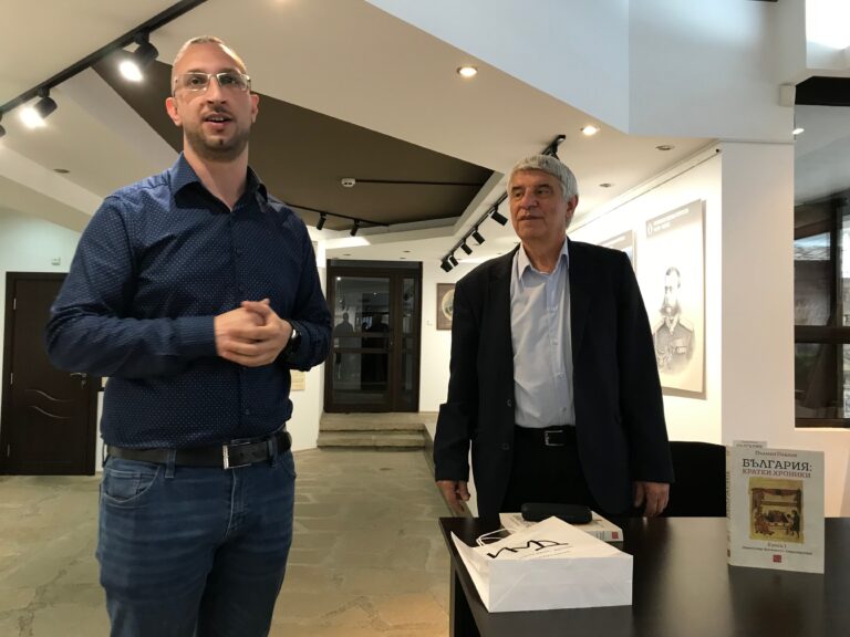 Общество | Проф. Пламен Павлов представи книгата си „България: кратки хроники“ в Дряново