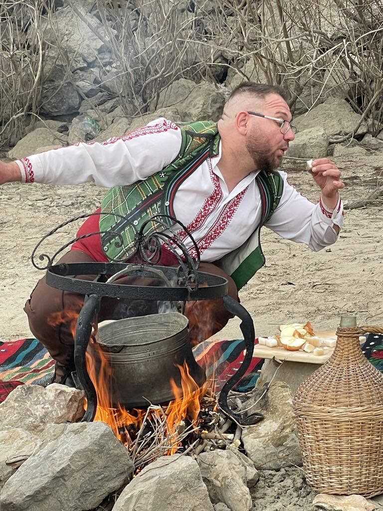 Шеф Ивайло Иванов забърква вкусен качамак заедно с народна певица