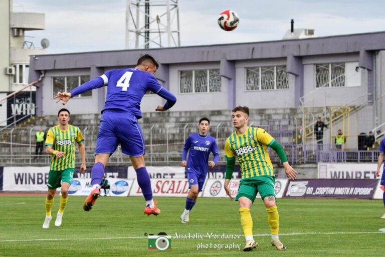 Младите етърци опитаха да спрат лидера, но „Добруджа“ взе своето