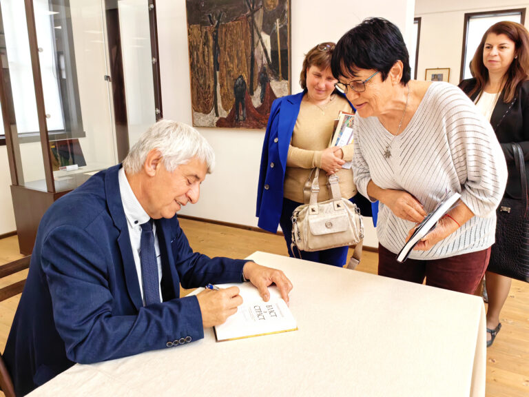 Общество | Проф. Пламен Павлов получи литературната награда „Почетен знак „Стоян Михайловски“