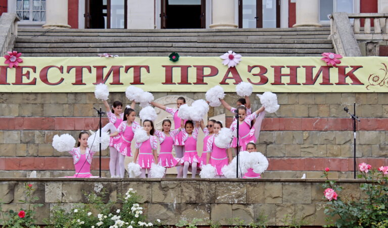 С празнично шествие, концерт и връчване на наградите „24 май“ беше отбелязан Денят на писмеността в Лясковец