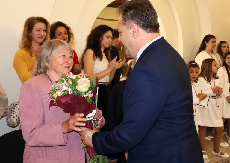 Даниел Панов отличи със Старопрестолни грамоти заслужили педагози и културни дейци