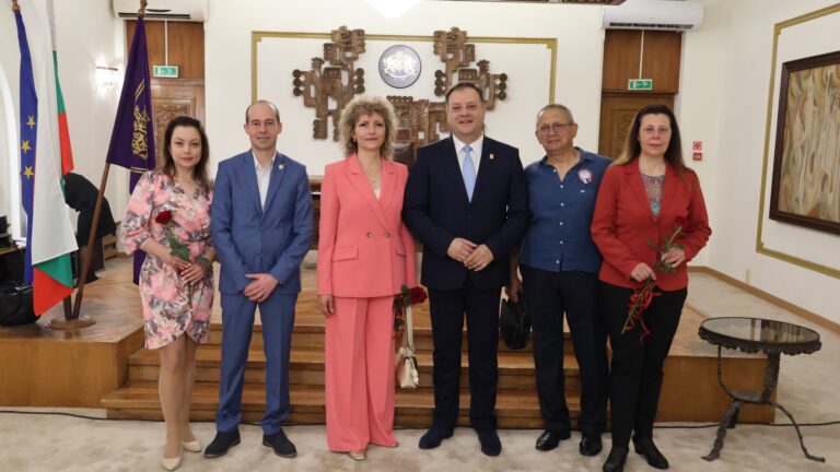 Даниел Панов отличи със Старопрестолни грамоти заслужили педагози и културни дейци