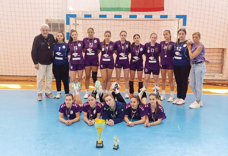 Спорт | Девойките до 19 г. на “Етър-64”  станаха вицешампионки