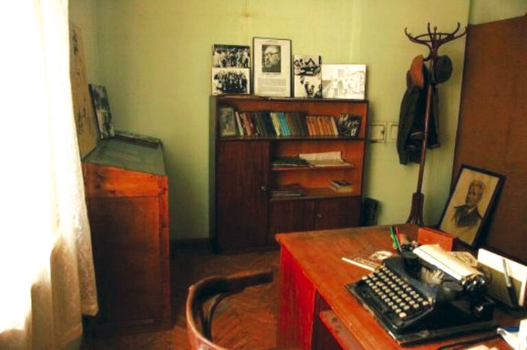 Писателят Серафим Северняк  отровен от ДС в кръчма в Куба