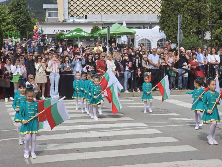Празнично шествие  премина през центъра на Горна Оряховица