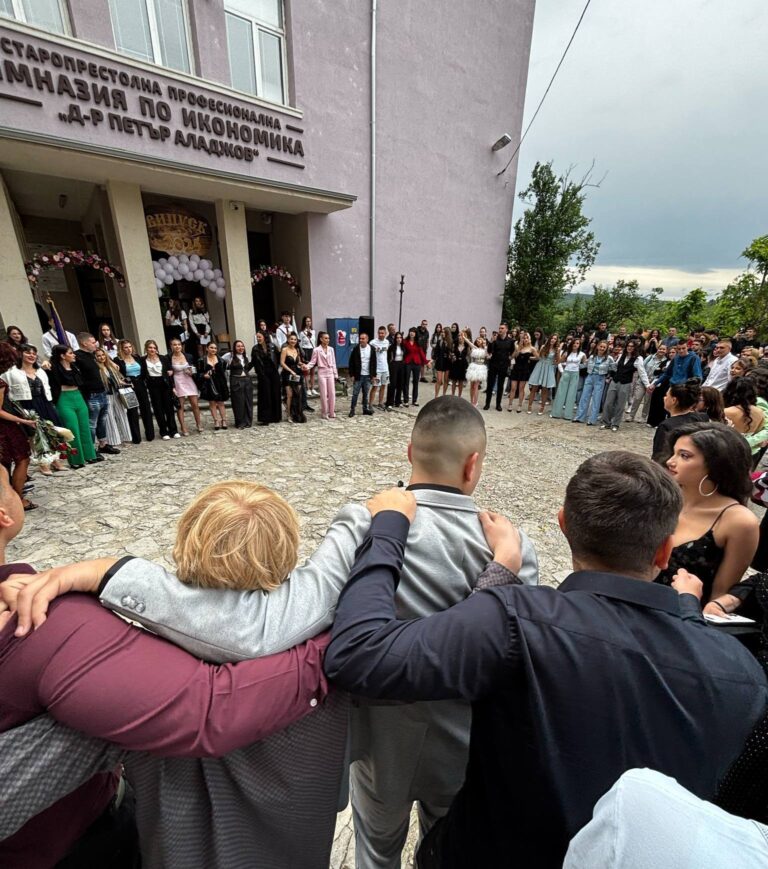 Общество | Удари последният звънец и за зрелостниците от Старопрестолната професионална гимназия по икономика