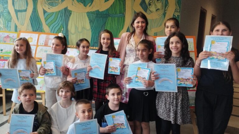 Общество | Ученици подредиха изложбата „Светът на детето”