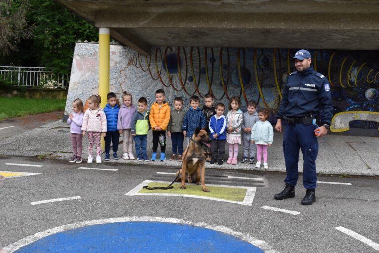 Общество | Полицай Арес гостува в Детска градина „1 юни“