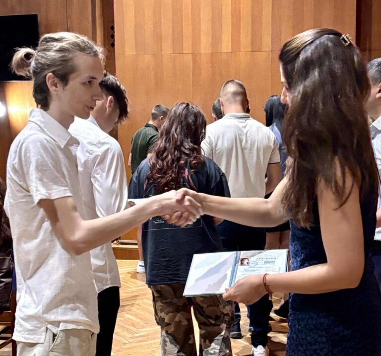 Зрелостници от две водещи великотърновски училища се дипломираха