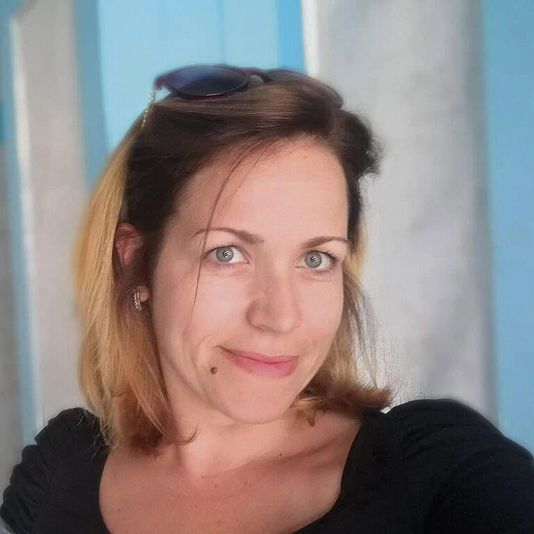 Изложба на гоблени “Билки, цветя и шевици” прави Соня Кедикова