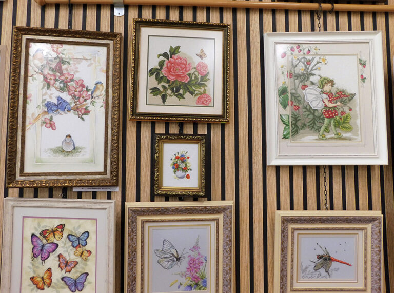 Изложба на гоблени “Билки, цветя и шевици” прави Соня Кедикова