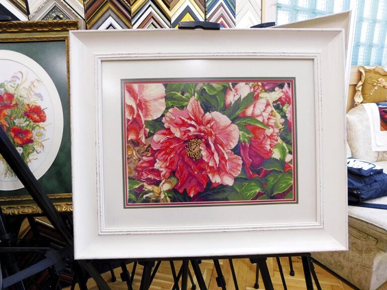 Изложба на гоблени “Билки, цветя и шевици” прави Соня Кедикова