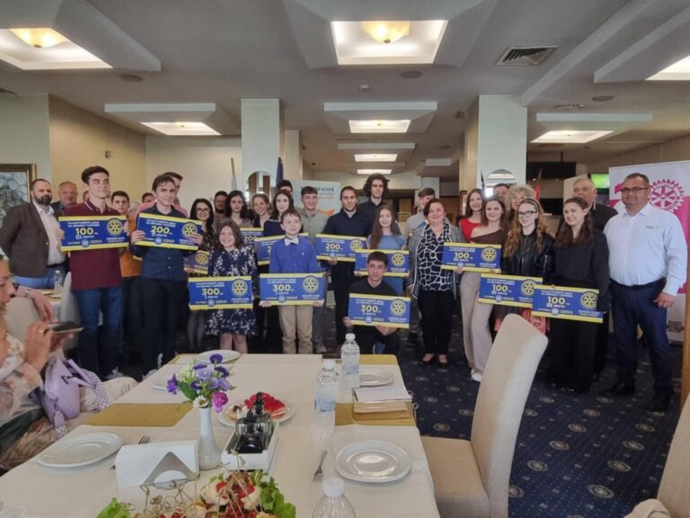 Общество | Ротари клуб награди талантливи ученици