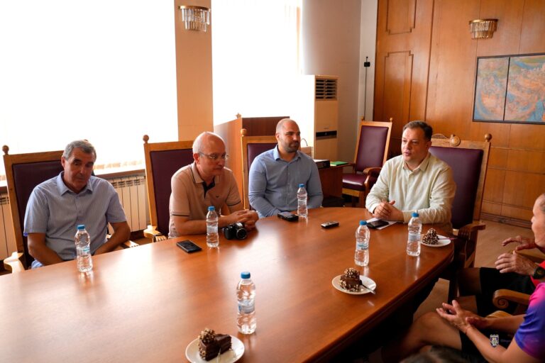 Етърки подариха шампионската си купа на кмета Даниел Панов и Община В. Търново