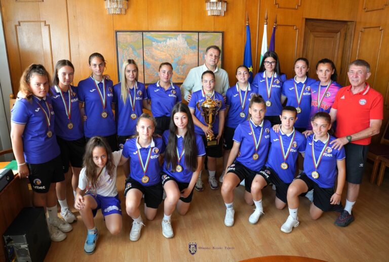 Етърки подариха шампионската си купа на кмета Даниел Панов и Община В. Търново