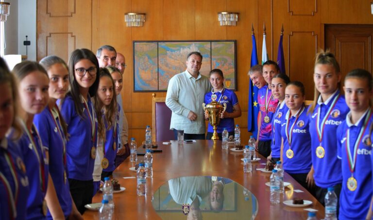 Етърки подариха шампионската си купа на кмета Даниел Панов и Община В. Търново