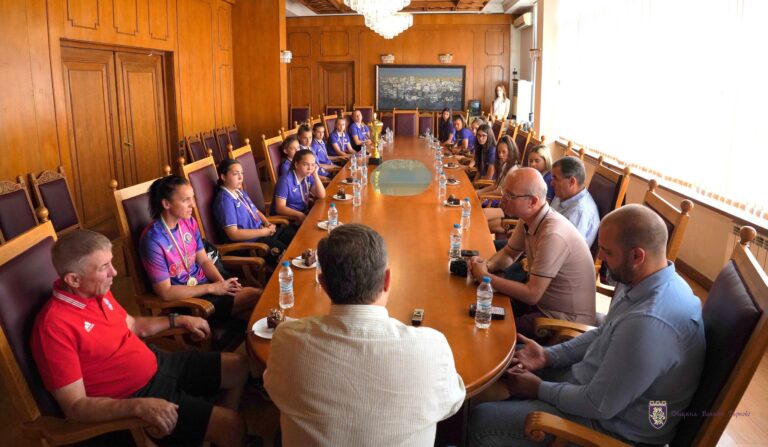 Етърки подариха шампионската си купа на кмета Даниел Панов и Община В. Търново