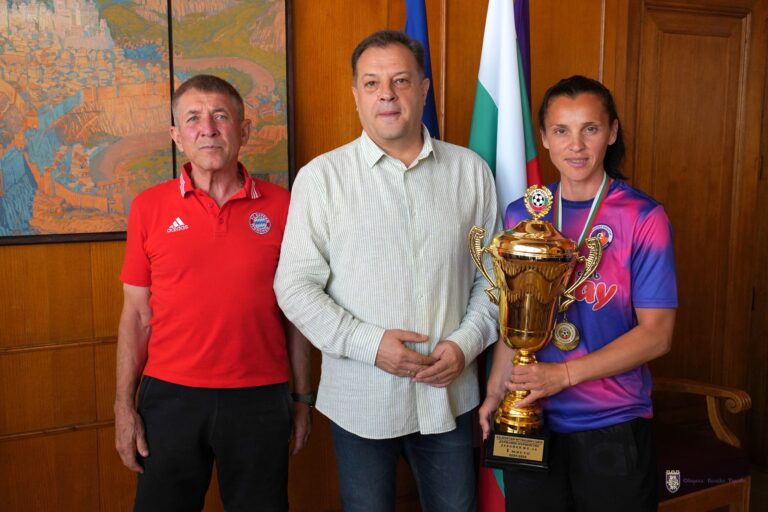 Етърки подариха шампионската си купа на кмета Даниел Панов и Община В. Търново