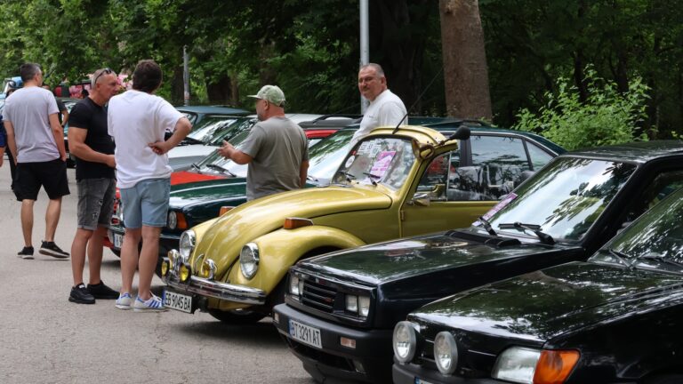 Лимузините на Владимир Путин и Ал Капоне показаха на ретро парад