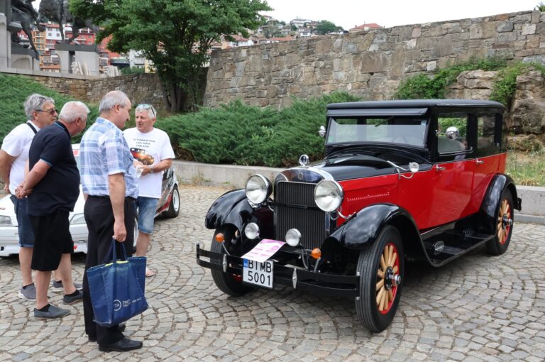 Лимузините на Владимир Путин и Ал Капоне показаха на ретро парад