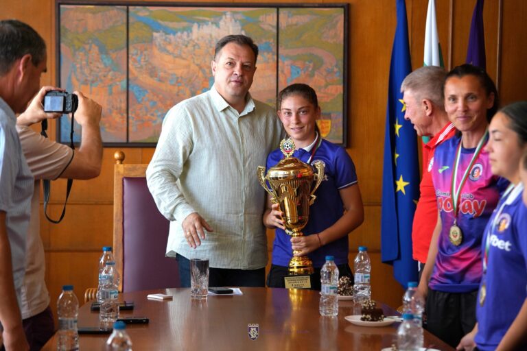 Етърки подариха шампионската си купа на кмета Даниел Панов и Община В. Търново