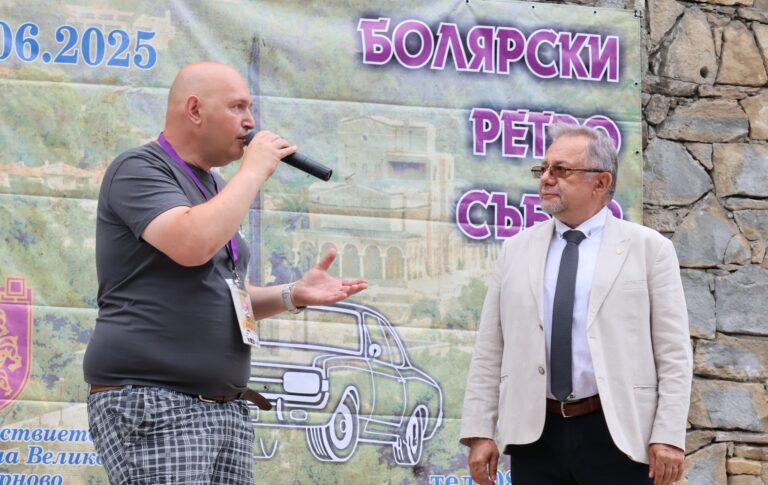 Лимузините на Владимир Путин и Ал Капоне показаха на ретро парад