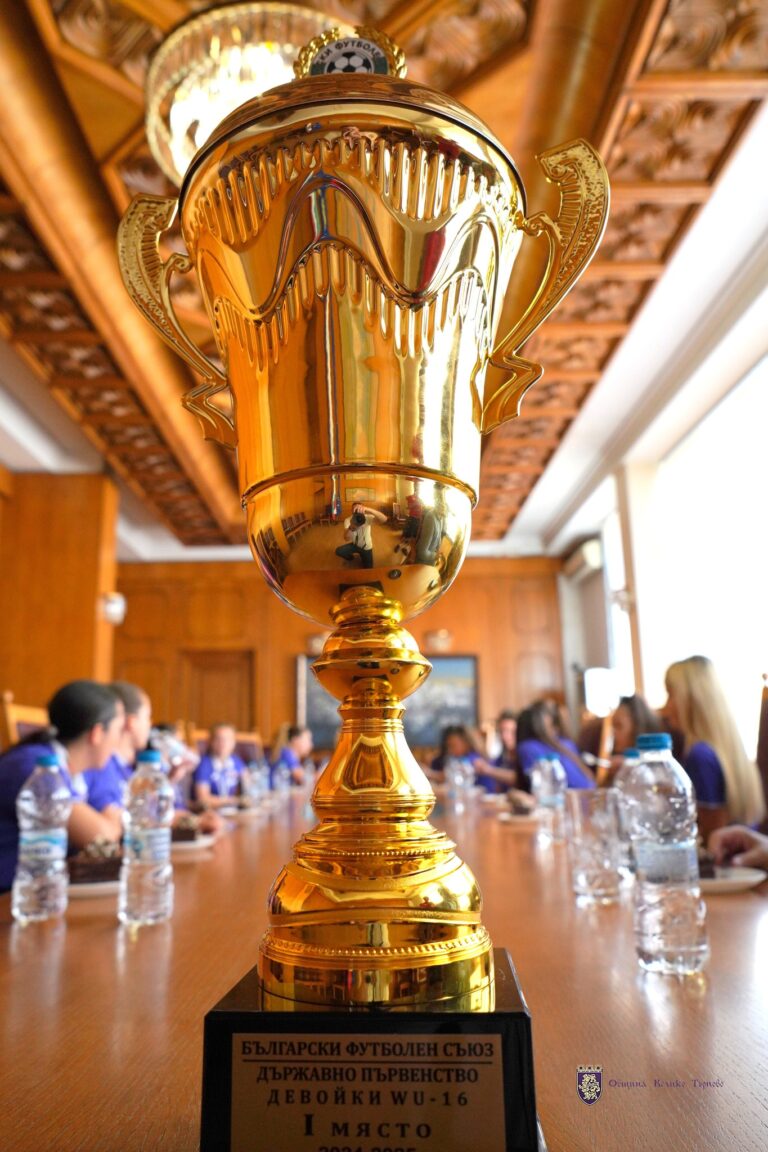 Етърки подариха шампионската си купа на кмета Даниел Панов и Община В. Търново